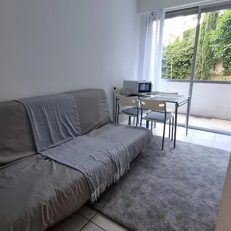 With Parking, Balcony, And Pool, Not Overlooked كالوير - إيه - كوير